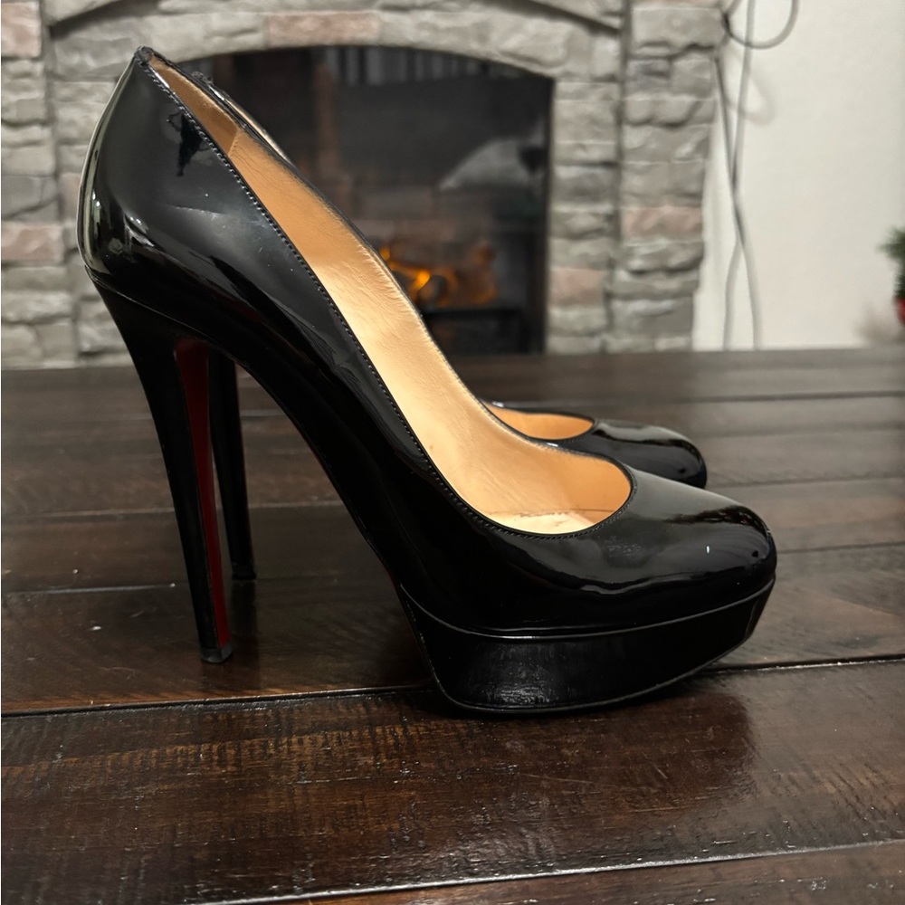 Christian Louboutin Bianca 140 Black Patent leather Pumps!
5” heels, 37.5 - Picture 5 of 9